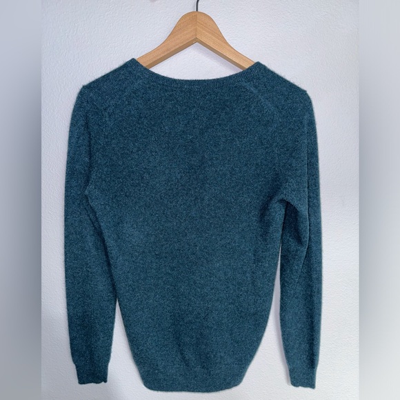 (NWT) Bloomingdale’s 100% Cashmere V Neck Sweater - Picture 2 of 9